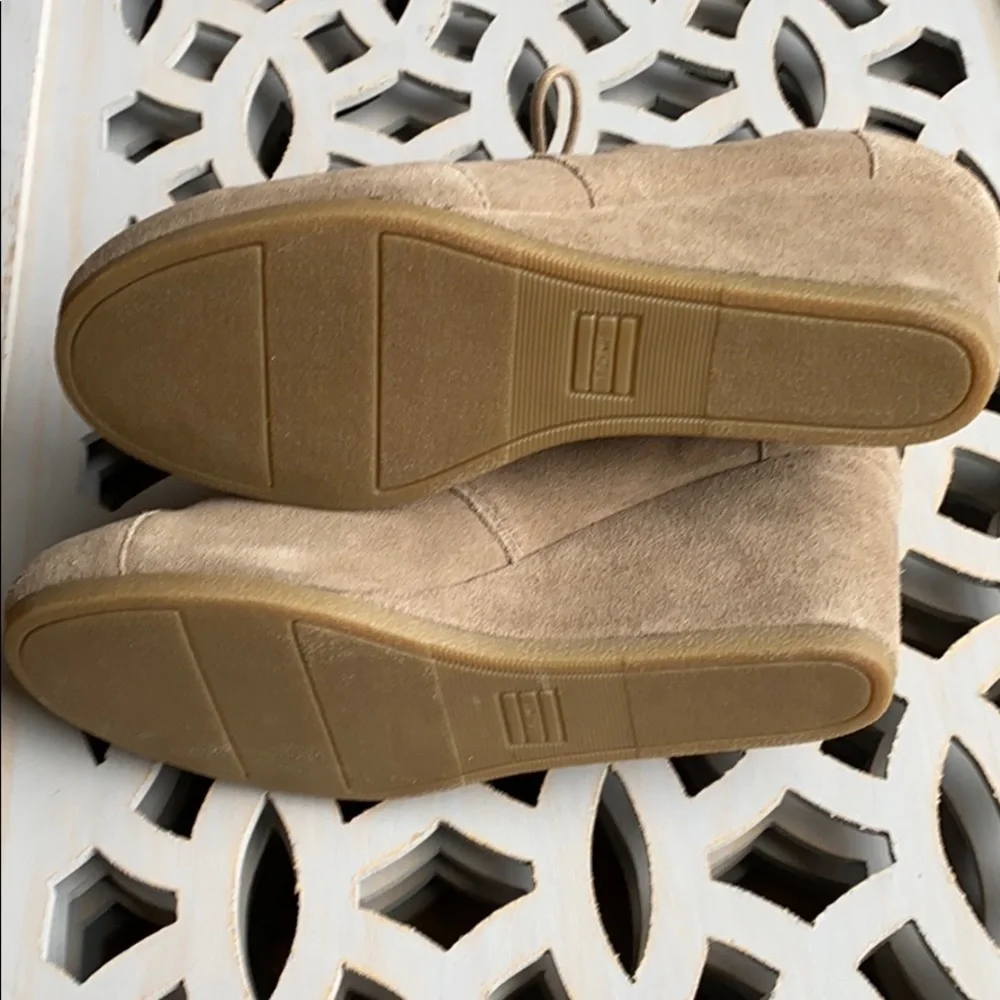 NWOT Toms tan platforms size 9.5​